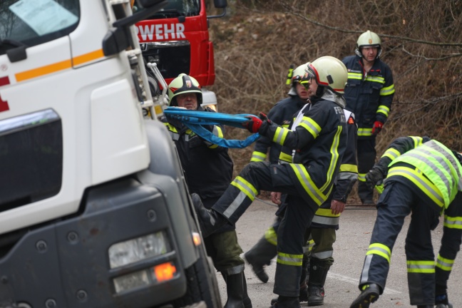 Schwierige Bergung eines Silo-LKW samt Anhänger in Niederthalheim