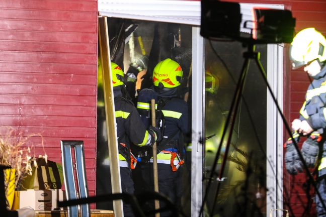 Drei Feuerwehren bei Brand in einem Wohnhaus in Hörsching im Einsatz