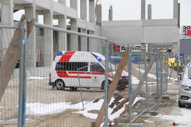 Notarzthubschrauber nach Arbeitsunfall auf Baustelle in Marchtrenk im Einsatz