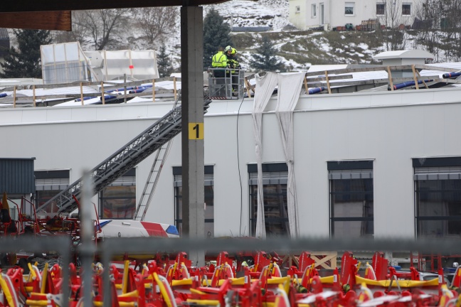Patient in Grieskirchen nach internem Notfall mittels Drehleiter vom Dach eines Firmengebäudes gerettet