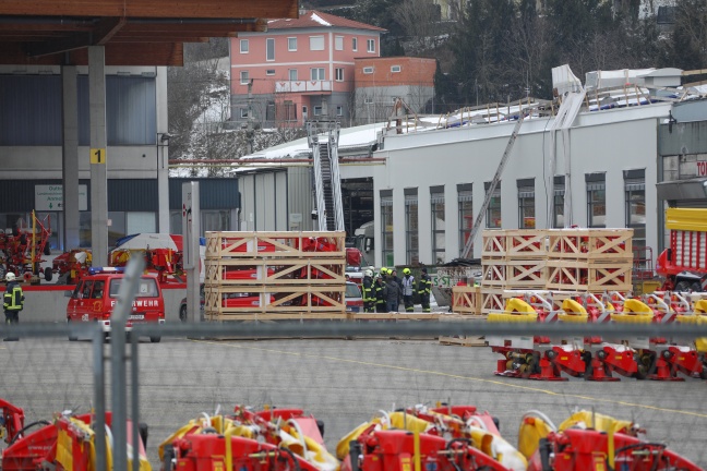 Patient in Grieskirchen nach internem Notfall mittels Drehleiter vom Dach eines Firmengebäudes gerettet