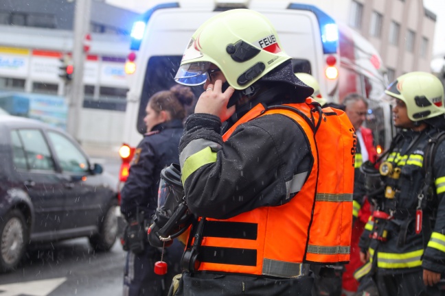 Rettungsdienst und Feuerwehr nach Kollaps in Shisha Bar in Wels-Innenstadt im Einsatz