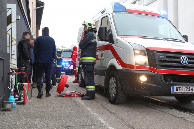 Rettungsdienst und Feuerwehr nach Kollaps in Shisha Bar in Wels-Innenstadt im Einsatz