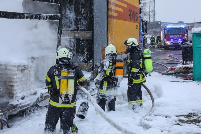 Brand eines LKW-Anhängers auf der Innkreisautobahn bei Krenglbach