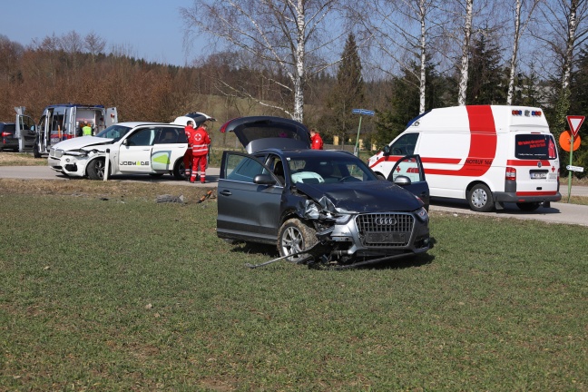 Kreuzungscrash in Wels-Oberthan fordert drei Verletzte