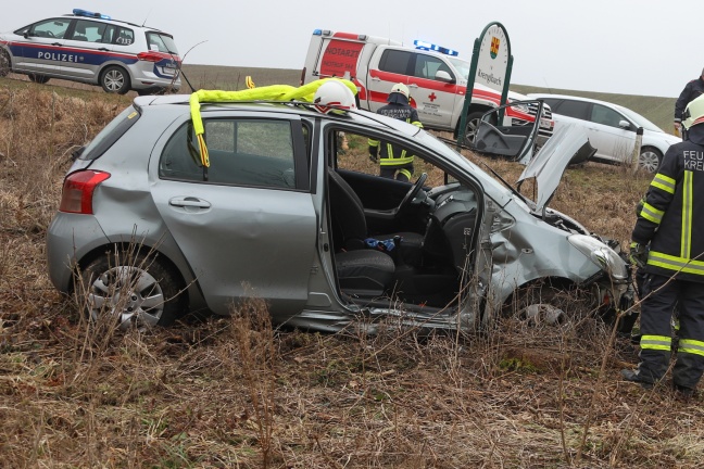 Schwerer Verkehrsunfall in Krenglbach nach internem Notfall während Autofahrt
