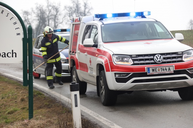 Schwerer Verkehrsunfall in Krenglbach nach internem Notfall während Autofahrt