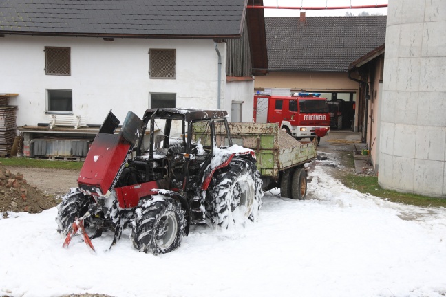 Traktor auf Bauernhof in Gaspoltshofen in Flammen aufgegangen