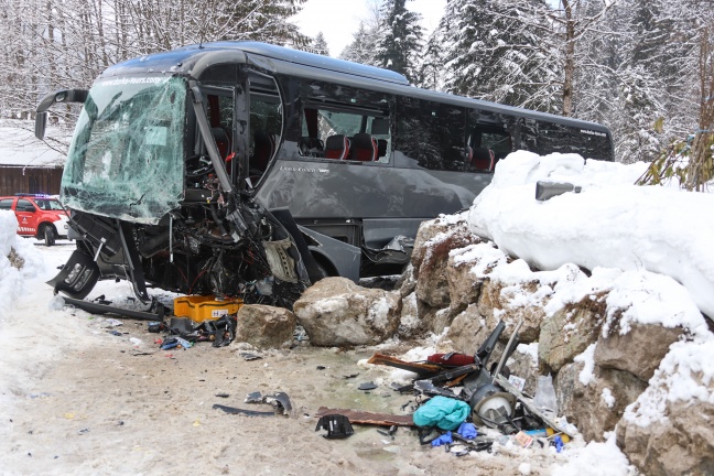 Schwerer Unfall mit vollbesetztem Reisebus in Gosau