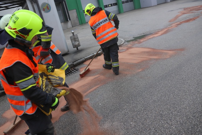 Massive Ölspur beschäftigte Feuerwehr in Marchtrenk