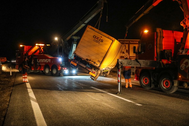 LKW-Anhänger der Post bei Verkehrsunfall auf Westautobahn in Vorchdorf umgestürzt