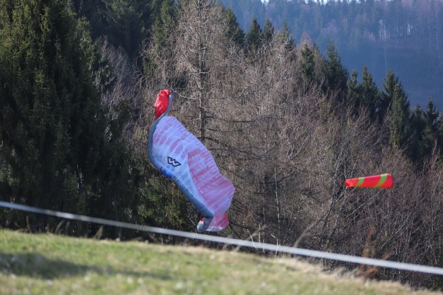 Paragleiter verfing sich in Steinbach am Ziehberg in Baum
