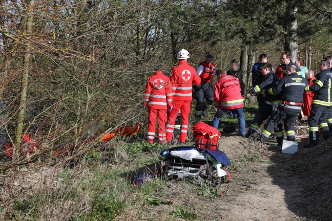 Feuerwehr rettet verletzten Mann aus Teich der Freizeitanlage in Wels-Vogelweide