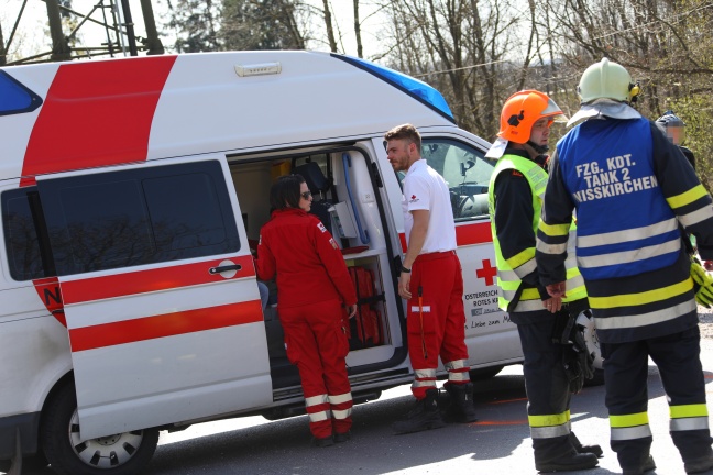 Sechs Verletzte bei Crash zwischen drei Autos und zwei E-Bikes in Weißkirchen an der Traun