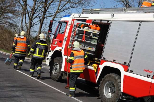 Sechs Verletzte bei Crash zwischen drei Autos und zwei E-Bikes in Weißkirchen an der Traun