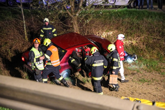 Schwerer Crash auf Innviertler Straße bei Krenglbach fordert zwei Verletzte