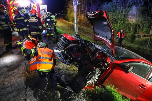 Schwerer Verkehrsunfall zwischen Auto und Taxi in Thalheim bei Wels