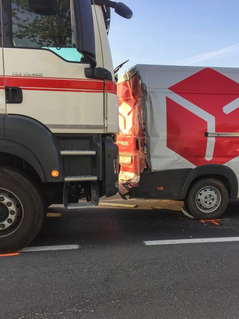 Auffahrunfall zwischen zwei Kleintransporter und LKW in Marchtrenk fordert zwei Verletzte