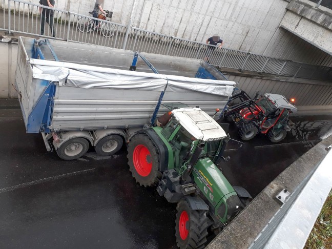 Traktor samt Anhänger verkeilte sich in Wartberg an der Krems in Unterführung