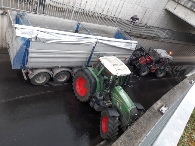 Traktor samt Anhänger verkeilte sich in Wartberg an der Krems in Unterführung