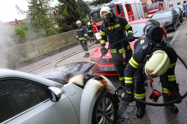 Feuerwehr bei PKW-Brand in Wels-Neustadt im Einsatz