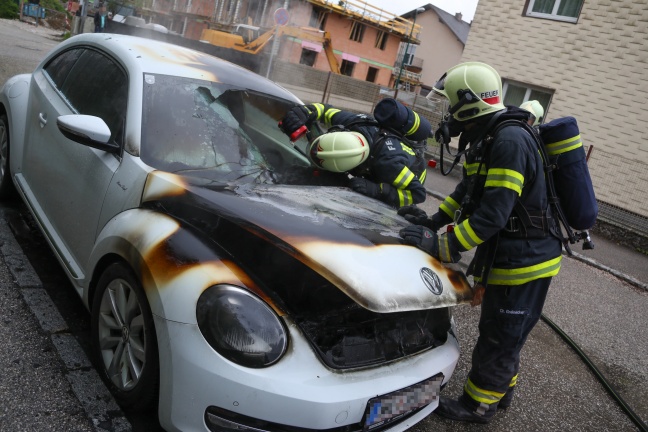 Feuerwehr bei PKW-Brand in Wels-Neustadt im Einsatz