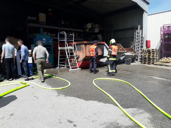 Größerer Einsatz der Feuerwehr bei Containerbrand in Steyr