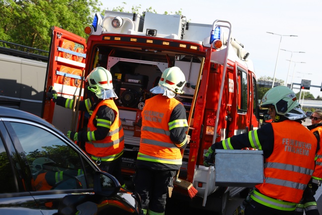 Auffahrunfall mit drei beteiligten Fahrzeugen und Fahrerflucht in Thalheim bei Wels