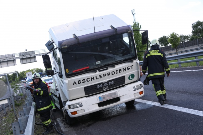 Kleinbrand an Abschleppfahrzeug auf Westautobahn bei Sattledt