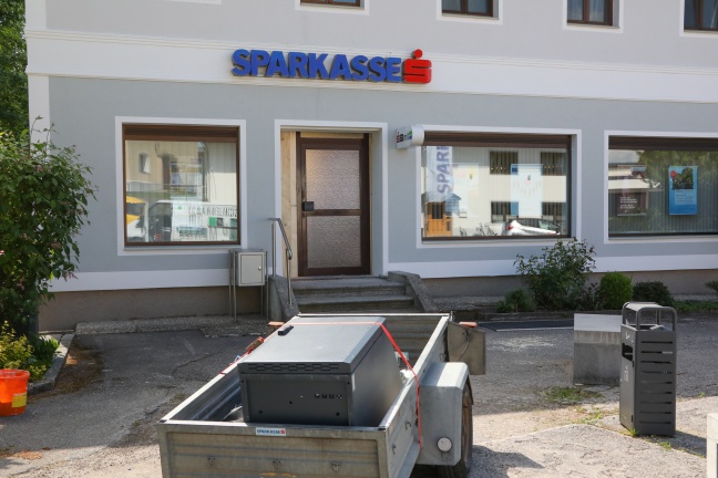 Bankomat aus Bankfiliale in Michaelnbach gestohlen
