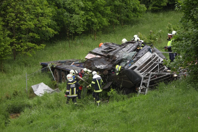 LKW bei Verkehrsunfall auf der Westautobahn in Ohlsdorf über Böschung gestürzt