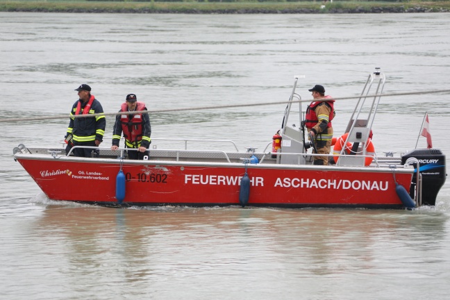 Kilometerlanger Ölteppich auf Donau sorgt für Einsätze der Feuerwehren