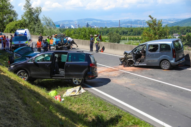 Schwerer Crash in Linz-Ebelsberg fordert ein Todesopfer und fünf teils Schwerverletzte