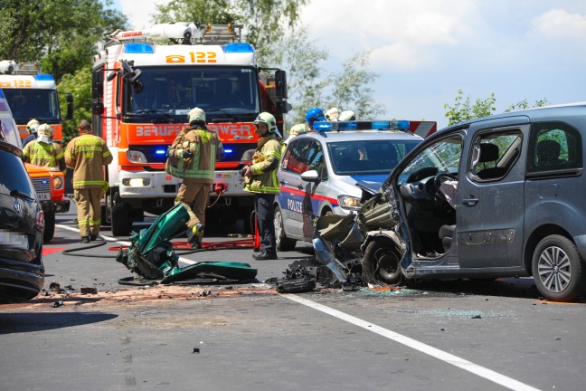 Schwerer Crash in Linz-Ebelsberg fordert ein Todesopfer und fünf teils Schwerverletzte