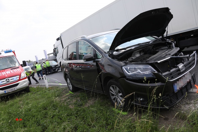 Kollision zwischen LKW und zwei PKW in Pasching fordert vier Verletzte