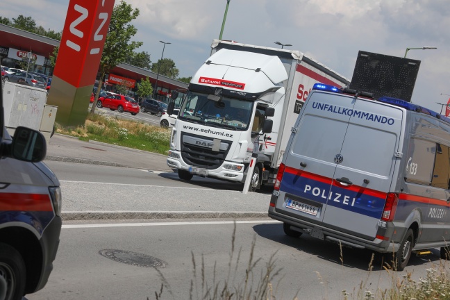 Radfahrerin in Wels-Neustadt von LKW erfasst und verletzt