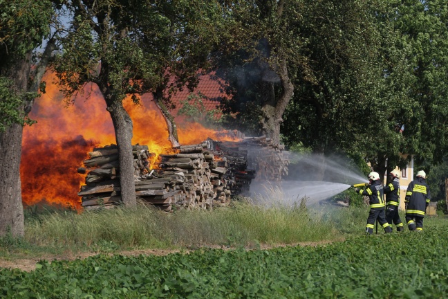 Schwierige Löscharbeiten bei Brand eines Holzstoßes in Holzhausen