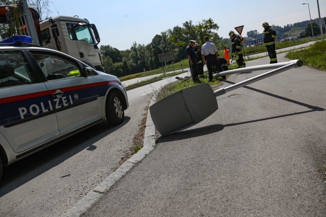 Straßenbeleuchtung stürzte nach Unfall in Weißkirchen an der Traun um