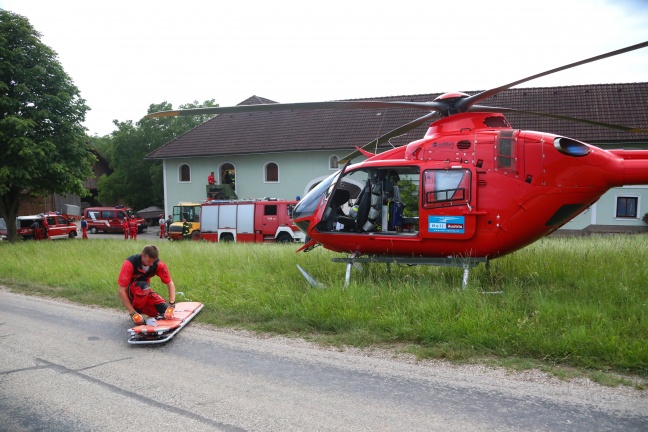 Person auf Bauernhof in Vorchdorf in Silo gestürzt und von Höhenrettern gerettet