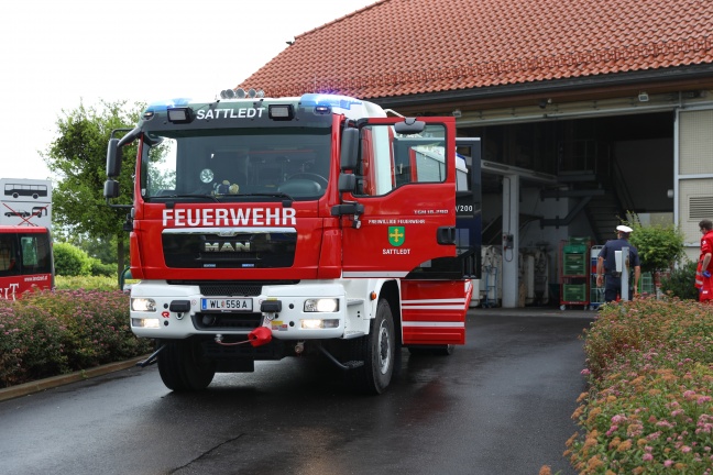 Einsatz der Feuerwehr nach CO2-Alarm im Kühlraum eines Restaurants in Sattledt