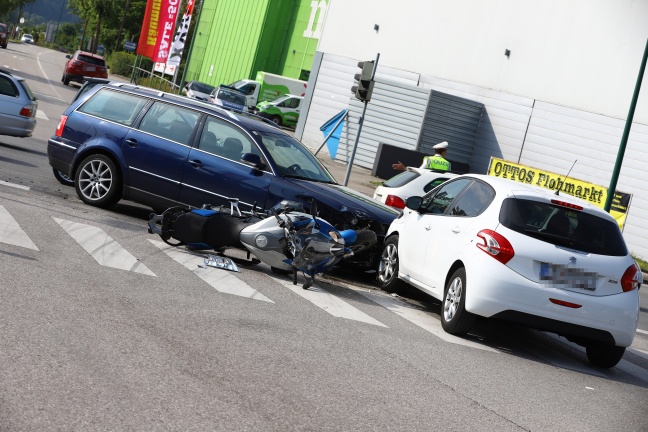 Ampel ausgefallen: Kreuzungscrash zwischen zwei PKW und Motorrad fordert einen Verletzten