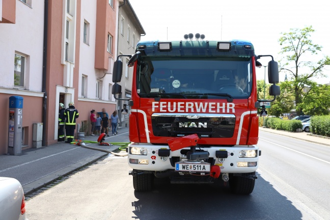 Brand im Innenhof eines Mehrparteienwohnhauses in Wels-Innenstadt