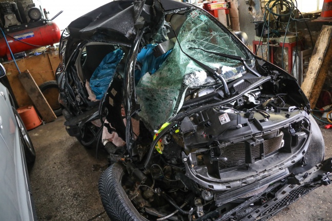 Tödlicher Verkehrsunfall zwischen PKW und LKW in Linz