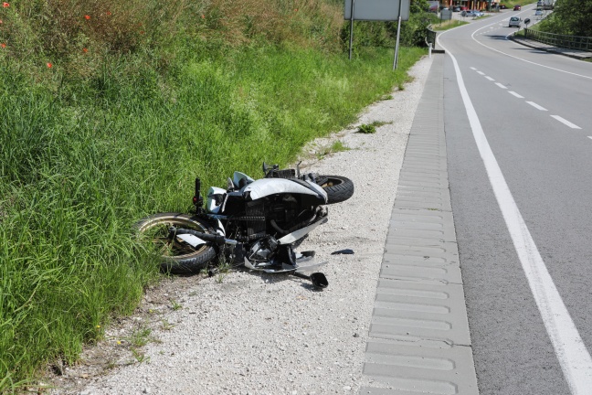 Kollision zwischen Auto und Motorrad auf Salzkammergutstrae in Regau