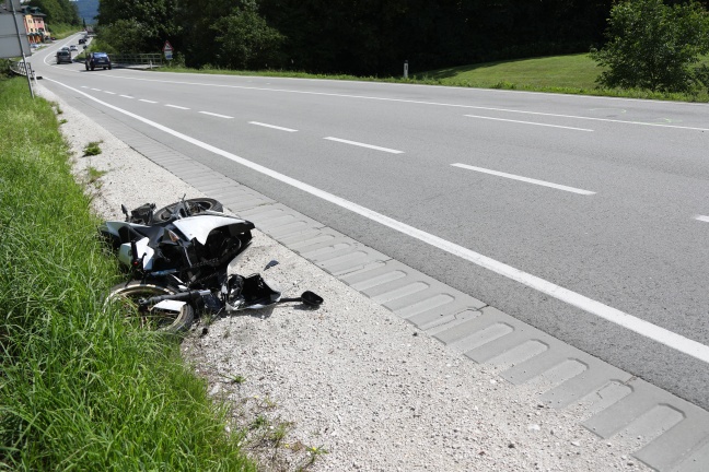 Kollision zwischen Auto und Motorrad auf Salzkammergutstrae in Regau