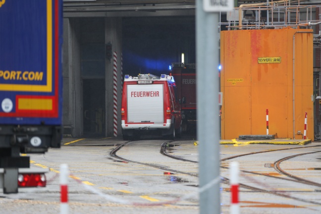 Betriebsfeuerwehr bei Brand in Papierfabrik in Ansfelden im Einsatz