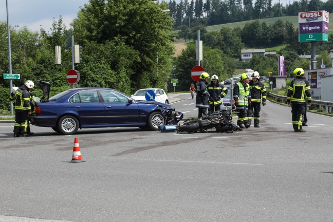 Kollision zwischen Auto und Motorrad auf der Innviertler Straße fordert einen Schwerverletzten