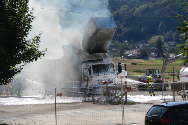 Entsorgungsfahrzeug mit Container bei Micheldorf in Oberösterreich in Stromleitung geraten