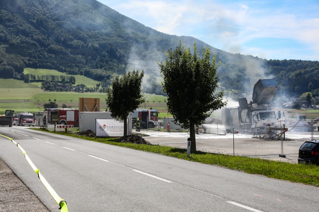 Entsorgungsfahrzeug mit Container bei Micheldorf in Oberösterreich in Stromleitung geraten