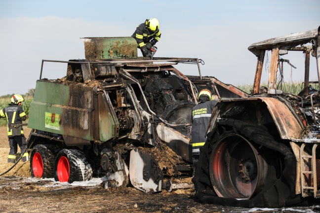 Traktor samt Strohballenpresse auf Feld in Edt bei Lambach in Flammen aufgegangen